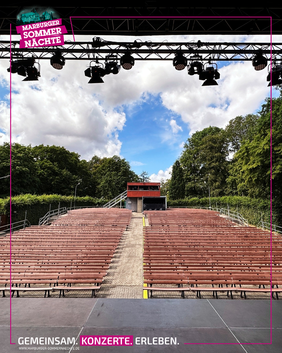 Leere Publikumsränge.... noch müssen wir etwas warten, aber kommenden Sommer sehen wir uns alle wieder vor der Schlossparkbühne 🤩❤️! Sichert Euch jetzt schon Eure Tickets für die ersten 26er Shows mit Royal Republic (18.7.) und Alte Bekannte (19.7.). Tickets 🎫 gibt's an allen VVK Stellen und online bei uns im Ticketshop: Link in Bio!