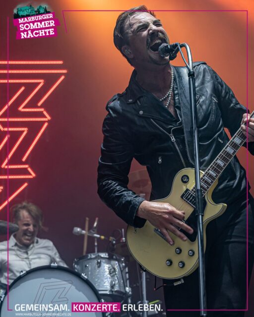 🔥 Live eine Naturgewalt! 🔥

Die schwedischen Rock-Titanen @royalrepublic reißen jede Bühne ab – energiegeladen, kompromisslos, tight! 🇸🇪🎸
Am Sa., 18. Juli 2026 bringen sie die Schlossparkbühne bei den Marburger Sommernächten zum Beben! ⚡🤘

🎟️ Tickets: Link in Bio! 

#RoyalRepublic #MarburgerSommernächte #Rocklive #Marburg #Schlossparkbühne #Festivalvibes